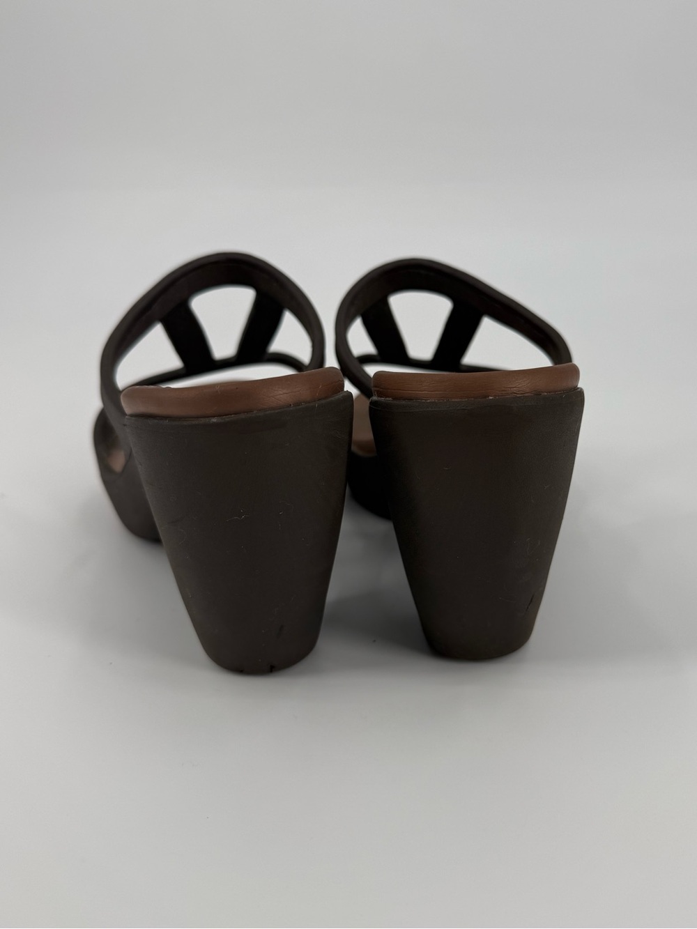 Crocs Cyprus IV Block Heel Sandal | Espresso | 8 - Picture 4 of 7